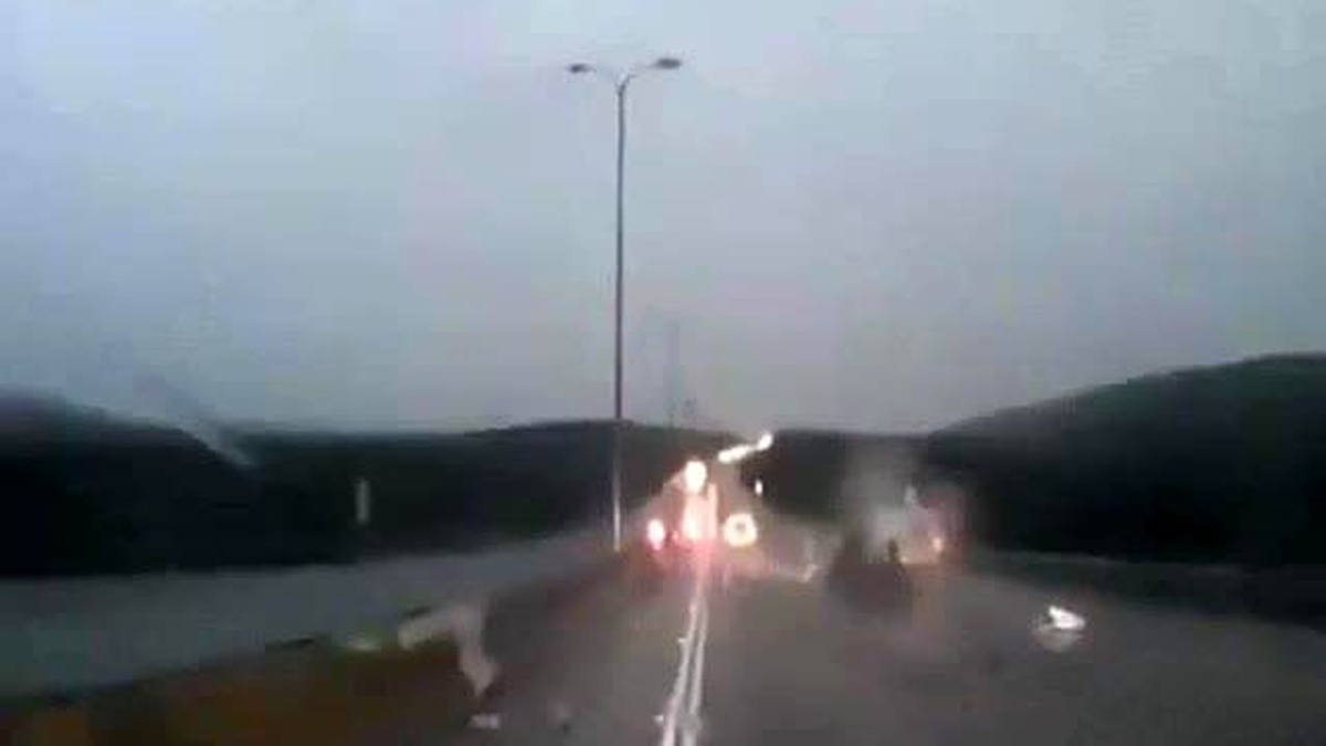 Polisten Kaçan Tır Polis Bariyerini Aştı