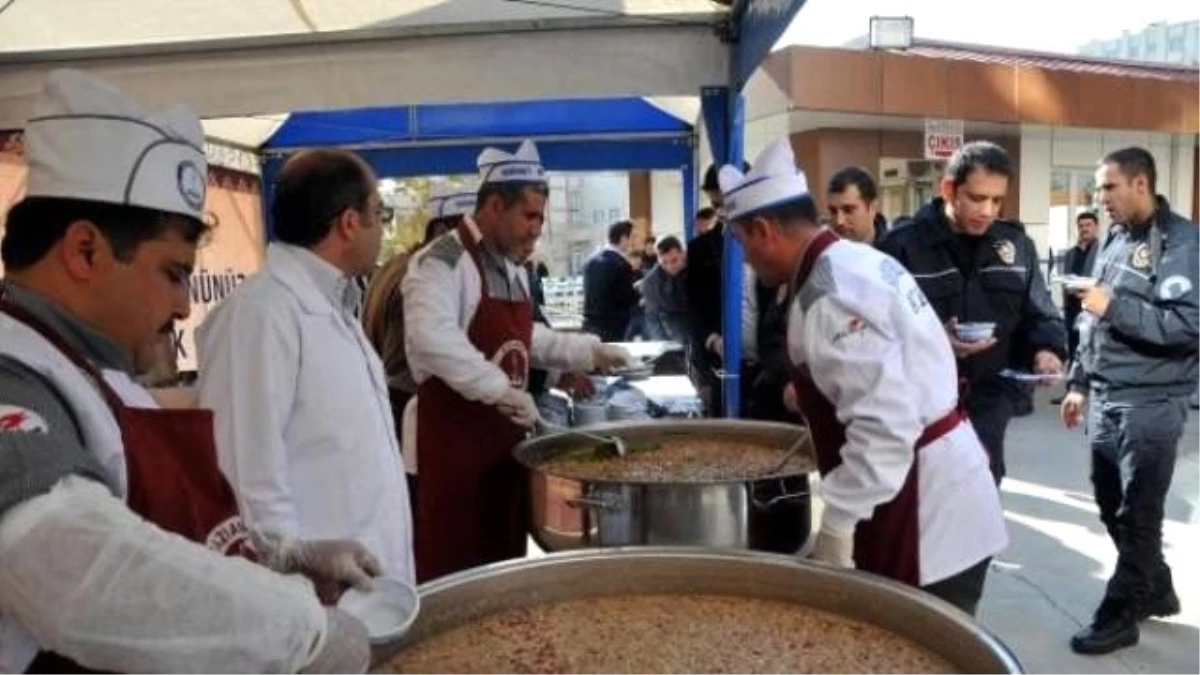 Şahinbey Belediyesi Polislere Aşure Dağıttı