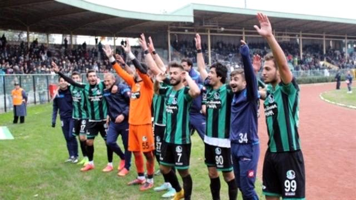 Sakaryaspor, Liderliğini Sürdürüyor