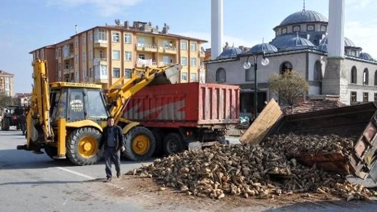 Sorgun\'da Pancar Yüklü Römork Devrildi