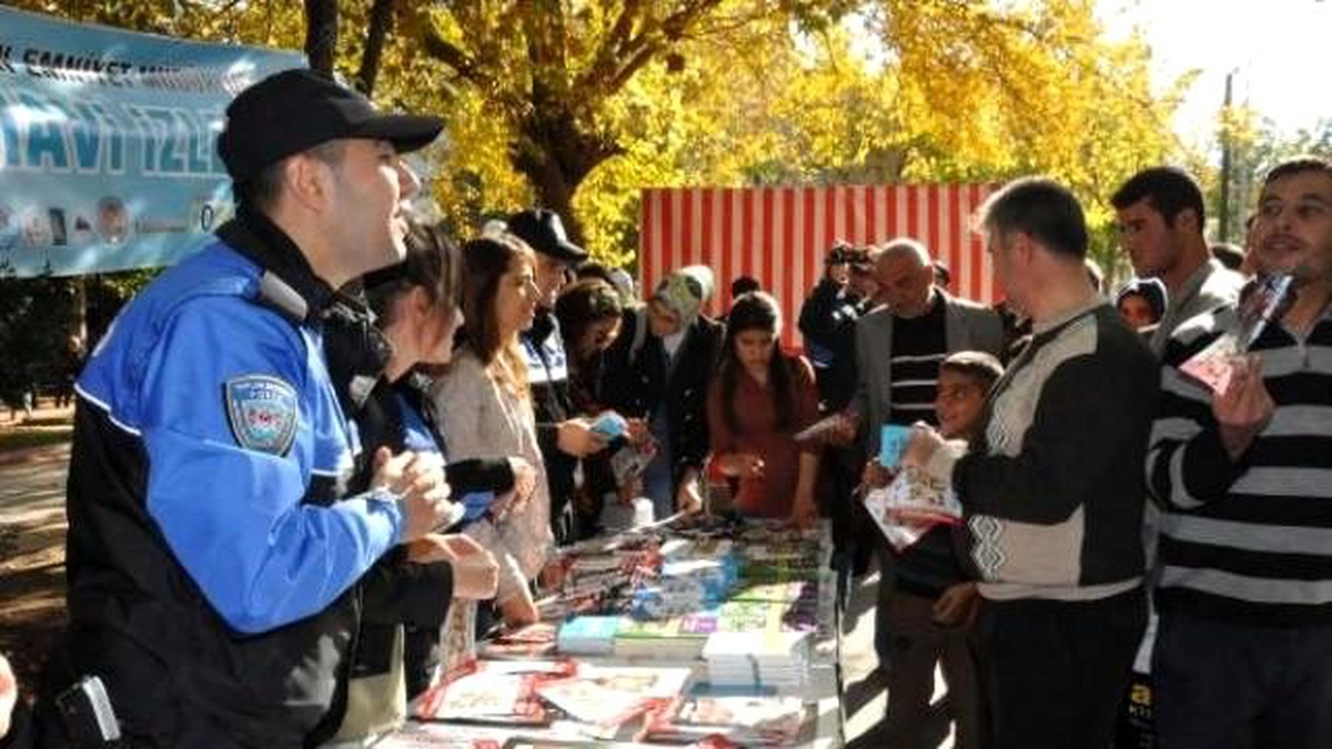 Adıyaman\'da Toplum Destekli Polislerden Kitap Okuma Etkinliği