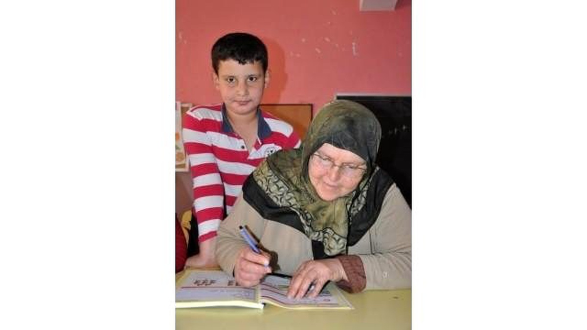 Torunundan Etkilenip 70 Yaşında Okuma-Yazma Kursuna Başladı