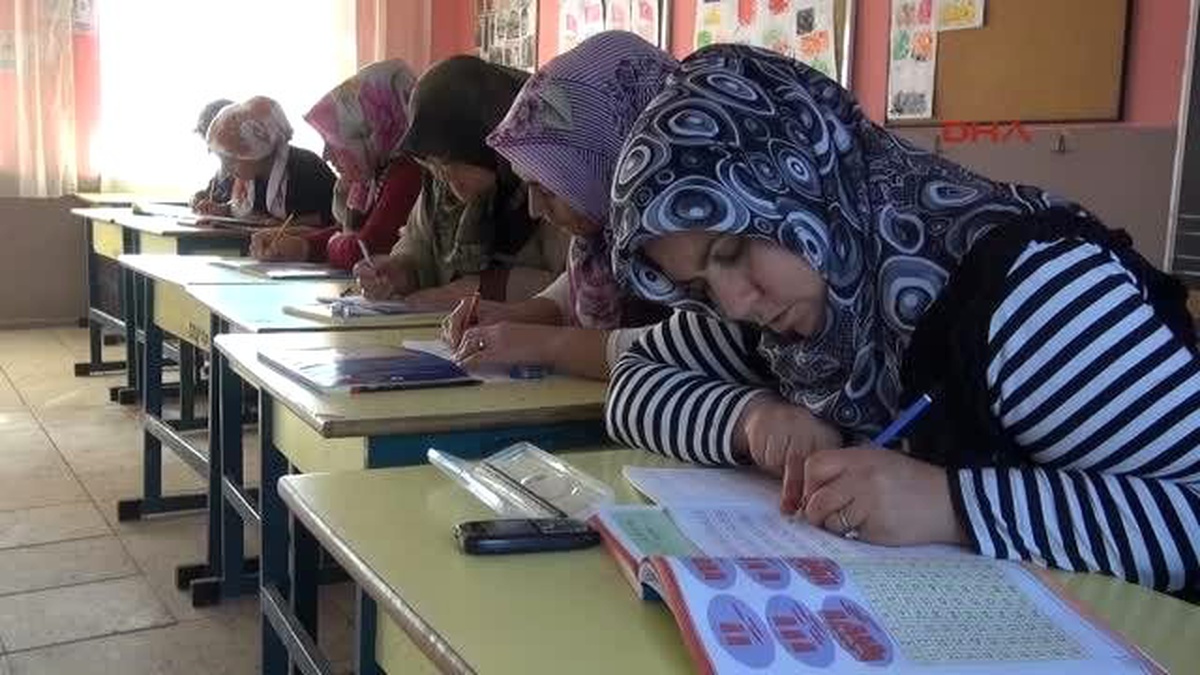 Torunundan Etkilenip 70 Yaşında Okuma-Yazma Kursuna Başladı