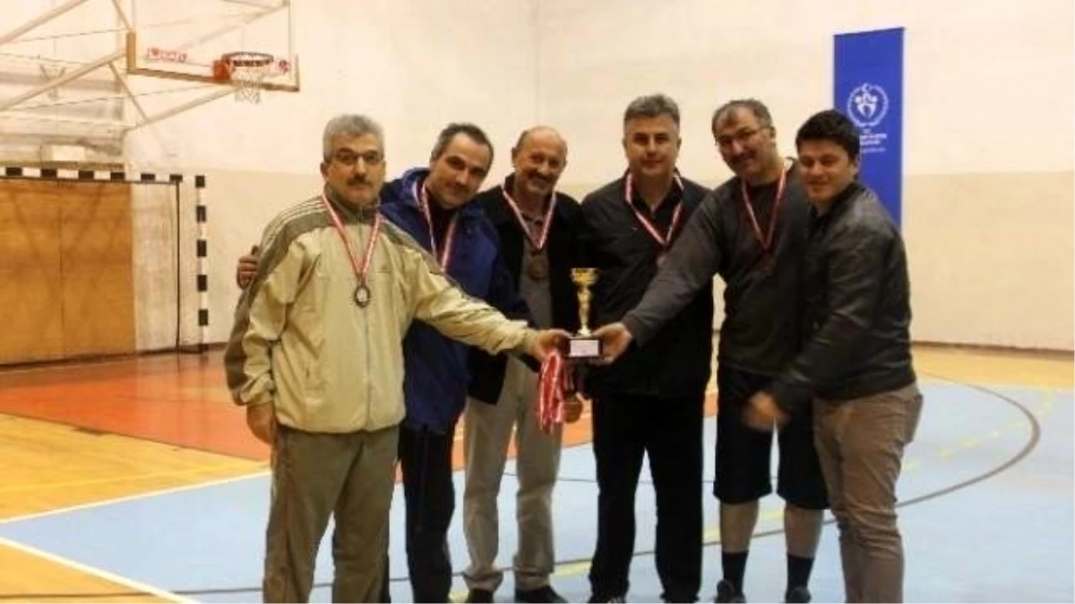 Yalova Kurumlar Arası Voleybol Turnuvasında Yalova Milli Eğitim Şampiyon Oldu