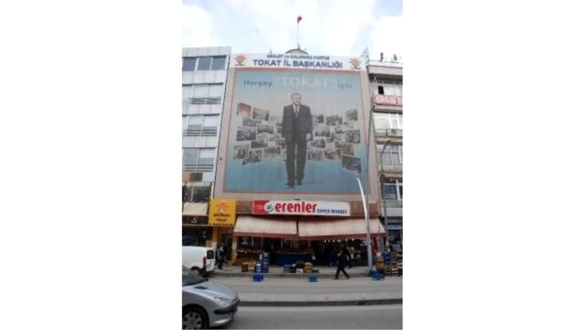 AK Parti\'li Çelik, \'Erdoğan Posteri\' Eleştirilerine Cevap Verdi