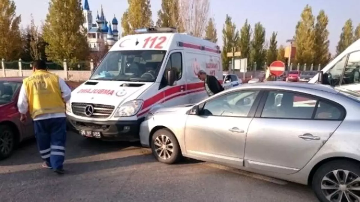 Ambulans ile Otomobil Çarpıştı