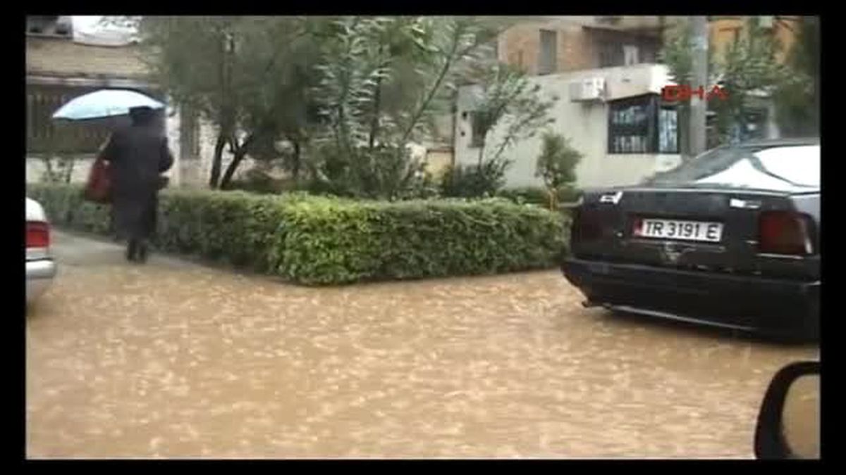 Arnavutluk?ta Sel: 3 Ölü