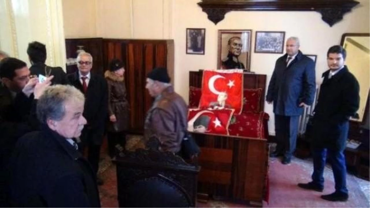 Atatürk\'ün Kaldığı Odayı Görünce Heyecanlandı