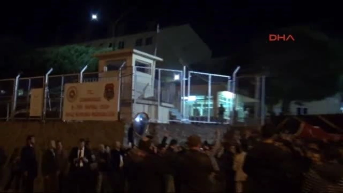 Tutuklanan Üniversitelileri Sloganlarla Karşıladılar