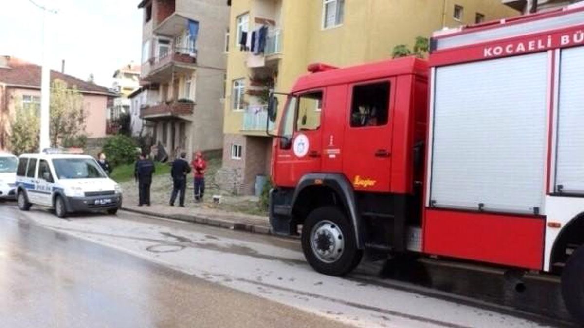 Çatı Yangını Büyümeden Söndürüldü