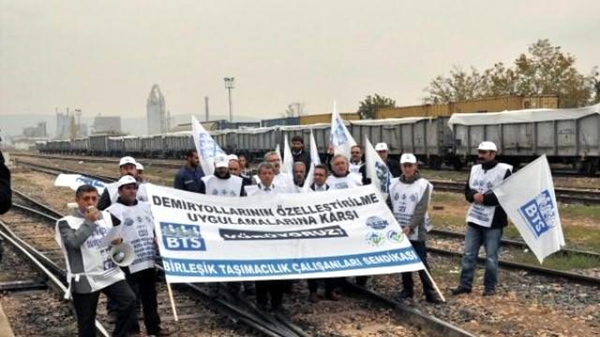 Demiryollarının Özelleştirilmesi Raylar Üzerinde Protesto Edildi