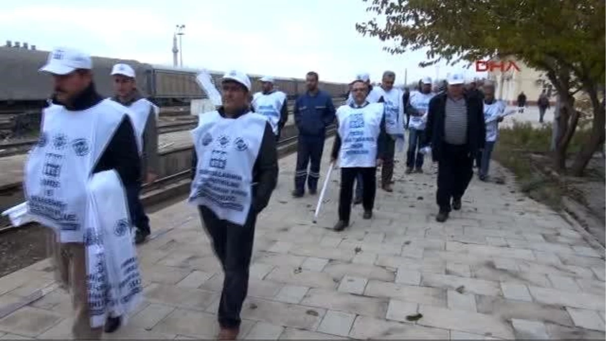 Elazığ Demiryollarının Özelleştirilmesi Raylar Üzerinde Protesto Edildi