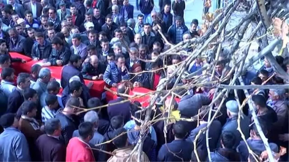 Ermenek\'te, 8 İşçi İçin Cenaze Töreni Düzenlendi