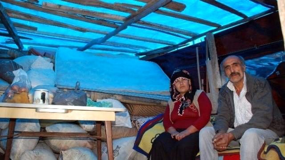 Evsiz Kalan Ailenin Barakada Yaşam Mücadelesi
