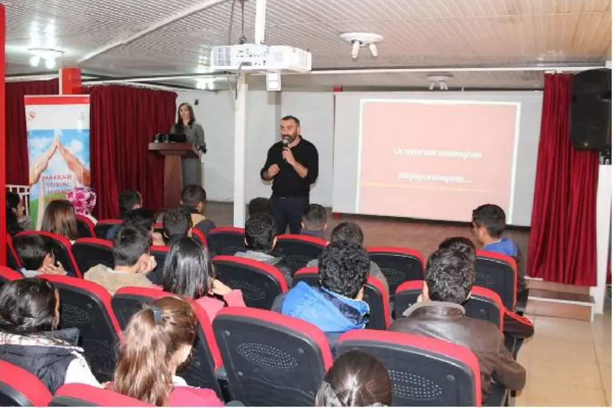 Hakkari\'de Öğrencilere Madde Bağımlılığı Semineri