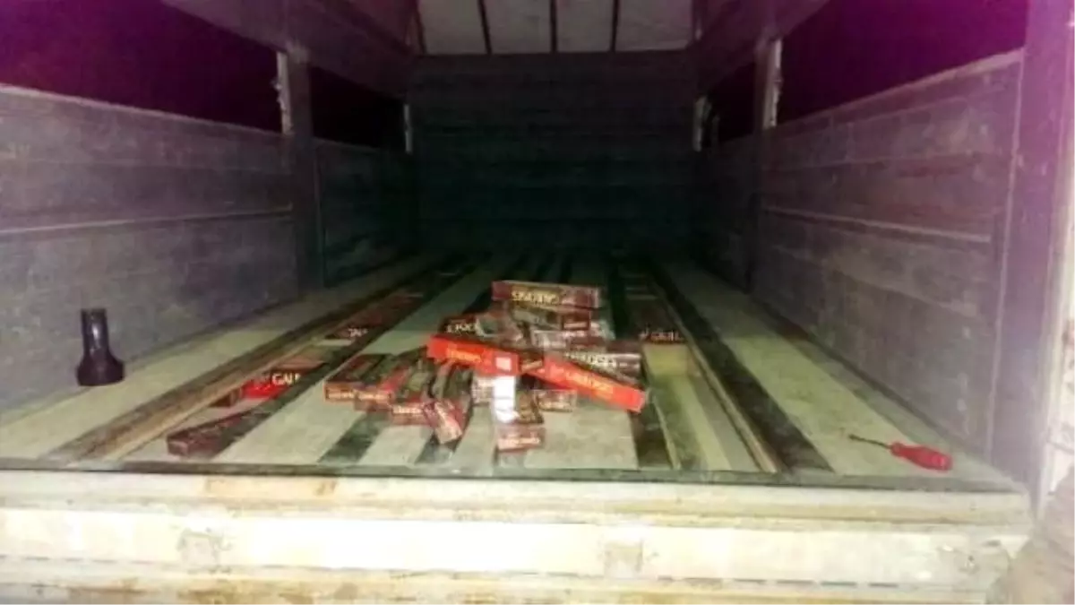 Kamyonette 15 Bin Paket Kaçak Sigara Ele Geçirildi