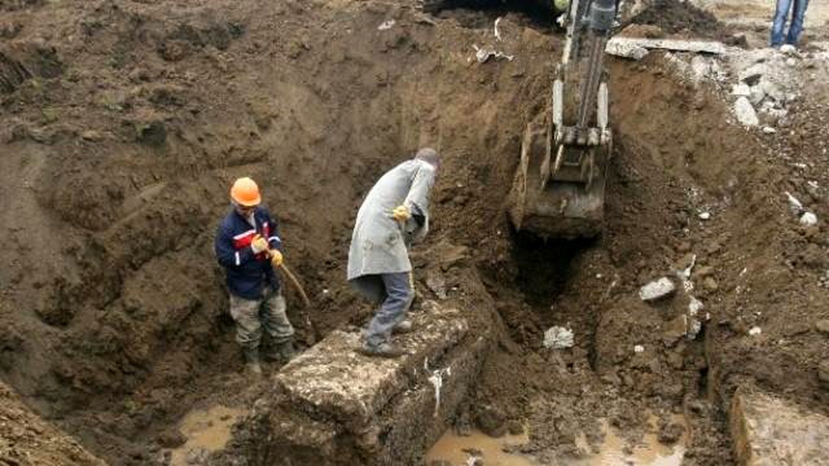 Kanal Çalışmasında Lahit Mezar Bulundu