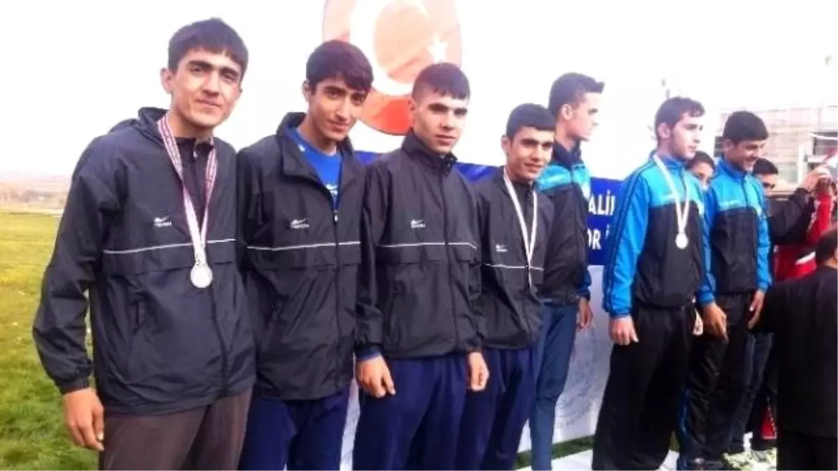 Kayapınar Atletizmde Madalyalarla Döndü