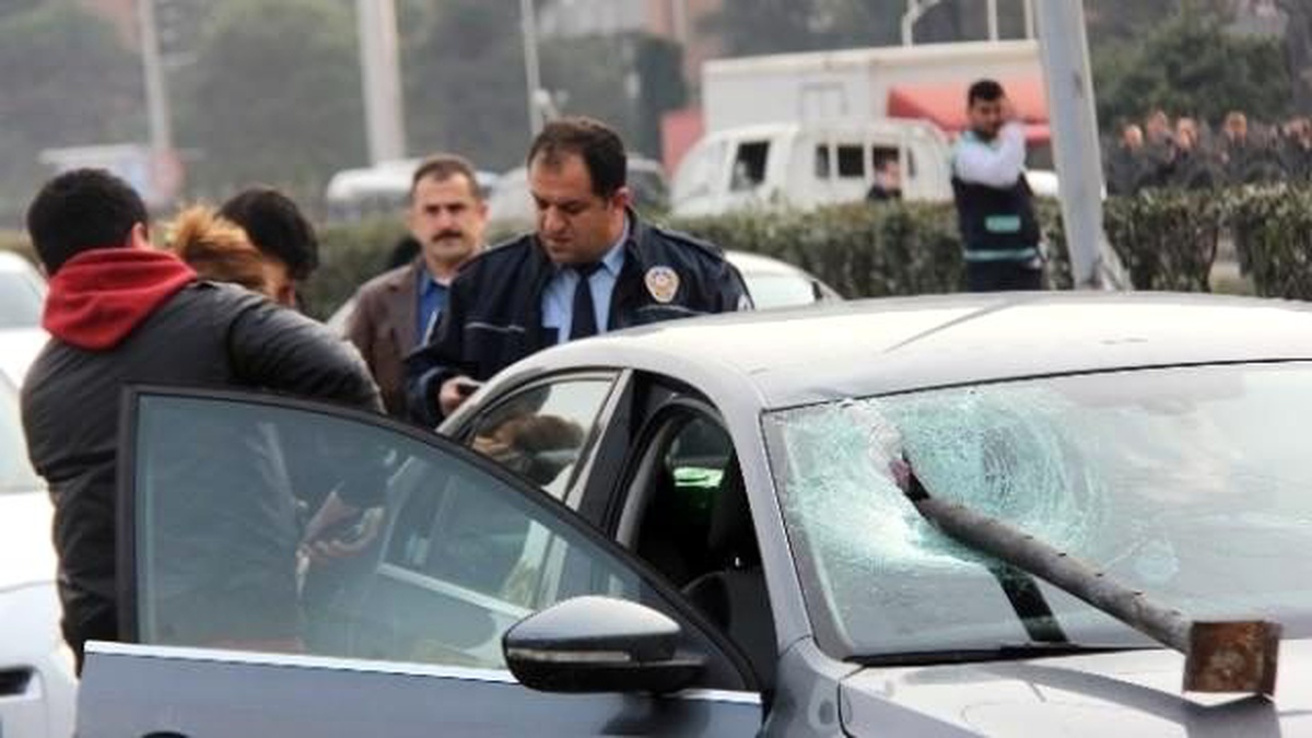 Araçtan Fırlayan Demir Çubuk Karşı Aracın Ön Camından İçeri Girdi