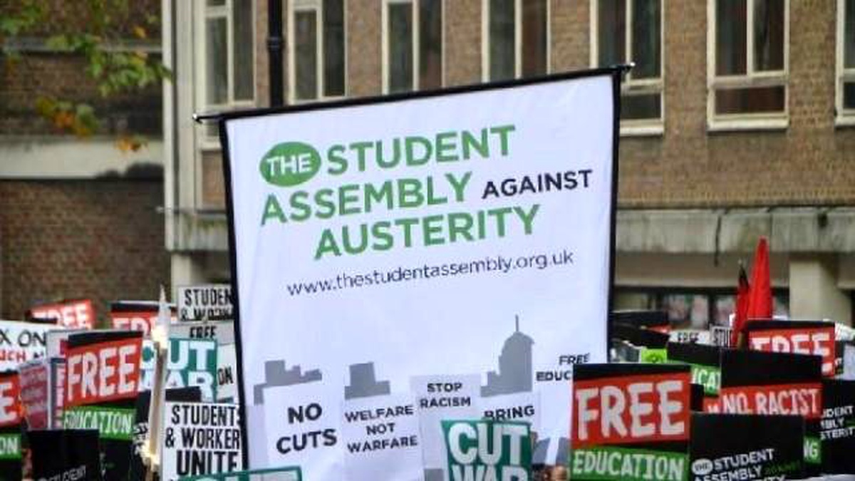 Londra\'da Öğrenciler Harçları ve Kesintileri Protesto İçin Yürüdü