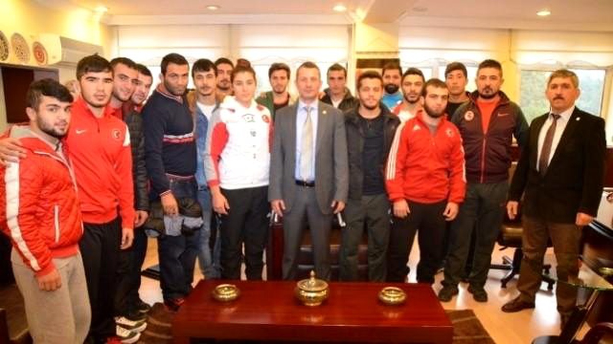 MAÜ\'de Öğrenim Gören Milli Güreşçiler, Rektör Saatcı\'yı Ziyaret Etti