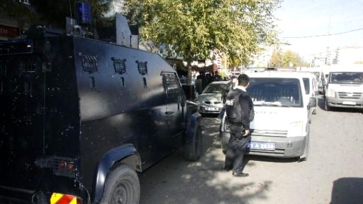 Diyarbakır\'da Öğrenciler Arasında \'Kız\' Kavgası: 2 Yaralı