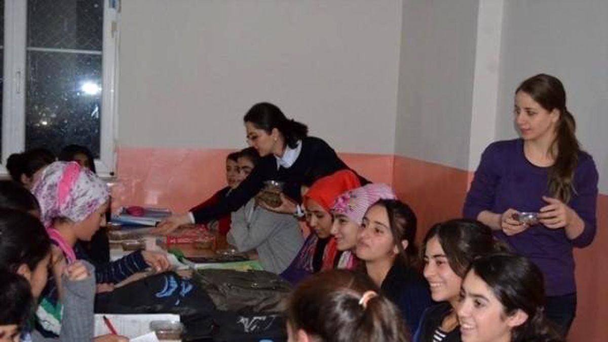 Özalp\'ta Kız Öğrencilerimize Aşure İkram Edildi