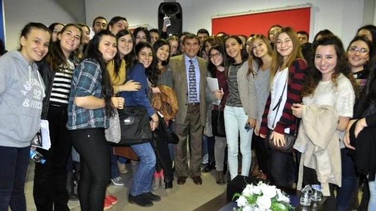 Prof. Dr. Üstün Dökmen, İzmir Üniversitesi Öğrencileriyle Buluştu