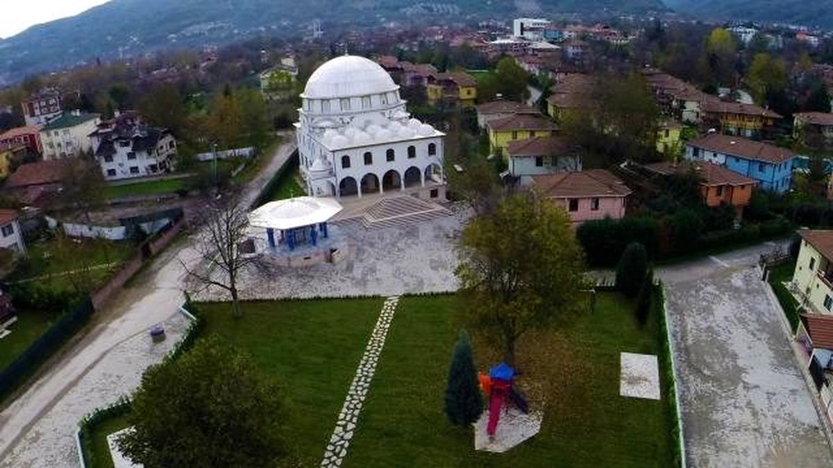Sapanca Belediyesi Buhara Camiinin Etrafında Düzenleme Yaptı