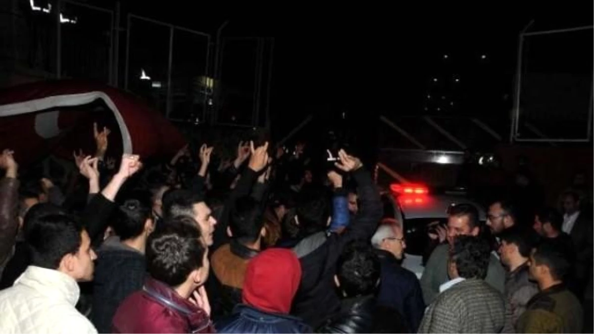 Tutuklanan Üniversitelileri Sloganlarla Karşıladılar