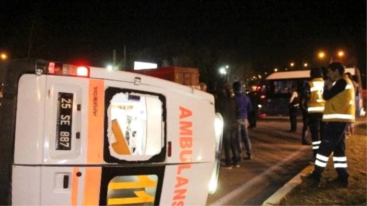Erzurum\'da Ambulansla Minibüs Çarpıştı: 5 Yaralı