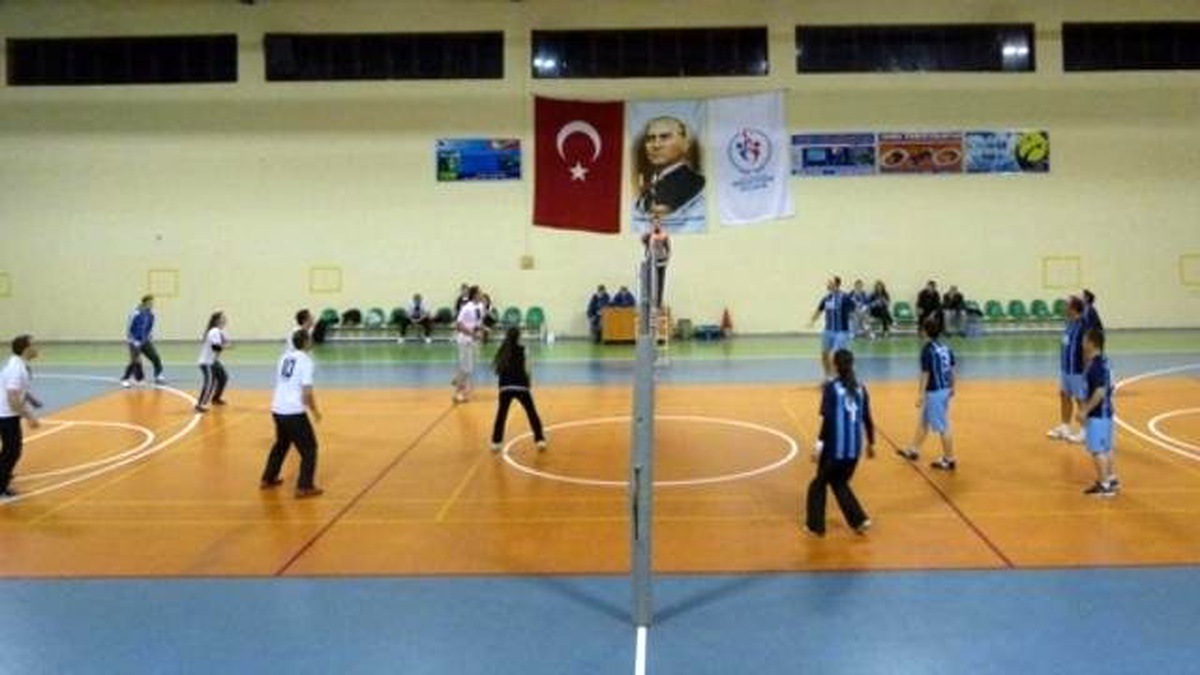 Borçka\'da 24 Kasım Öğretmenler Voleybol Turnuvası Yapıldı