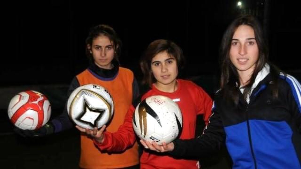 Çiftçi Kızlarının Futbol Tutkusu