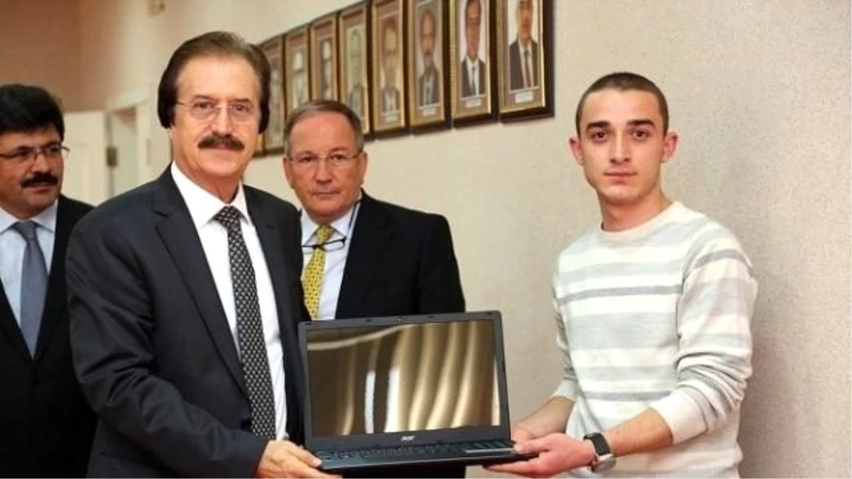 Cumhuriyet Üniversitesi Vakfı Öğrencileri Ödüllendirdi