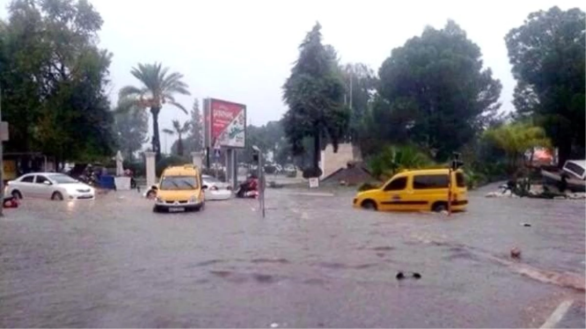 Fethiye\'de 2 Saatlik Yağmur Hayatı Felç Etti