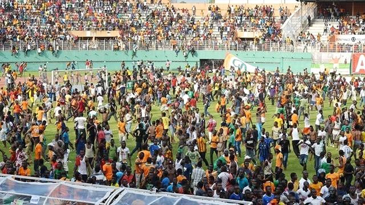 Fildişi Sahili - Kamerun Maçında Seyirciler Sahayı İşgal Etti