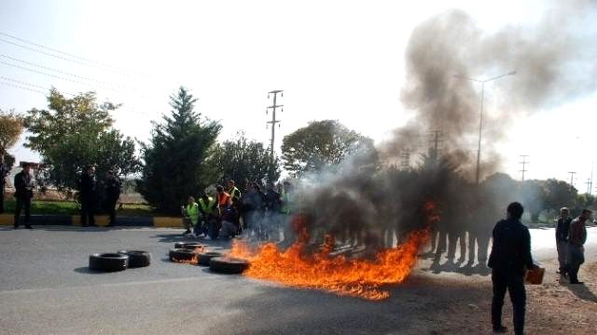 İşçiler Yolu Kapatıp Ateş Yaktı