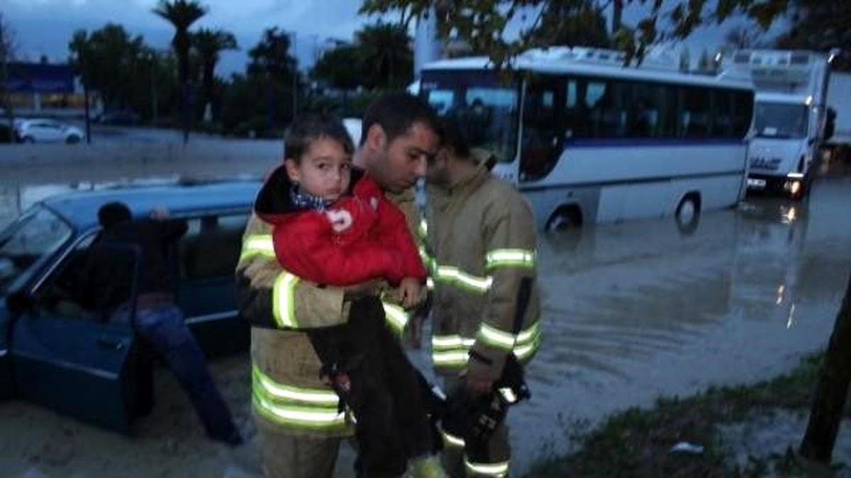 İzmir\'de Sağanak Yağmur Hayatı Olumsuz Etkiledi