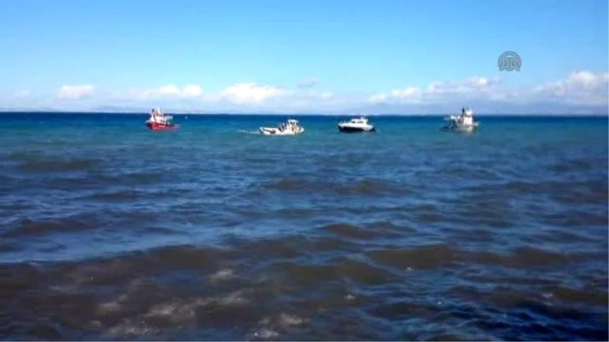 İzmir Körfezi\'nde Balıkçı Teknesinin Alabora Olması (3)