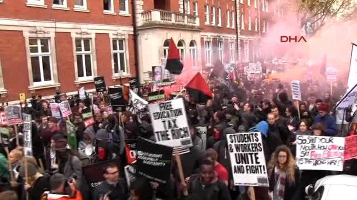 Londra\'daki Öğrenci Protestosunda 11 Gözaltı