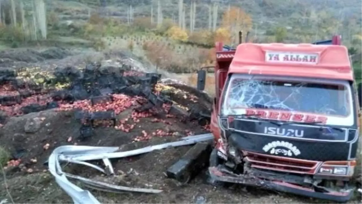 Meyve Yüklü Kamyon Devrildi: 2 Yaralı