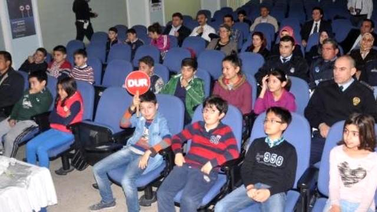 Minik \'Okul Geçit Görevlileri\' İşbaşında