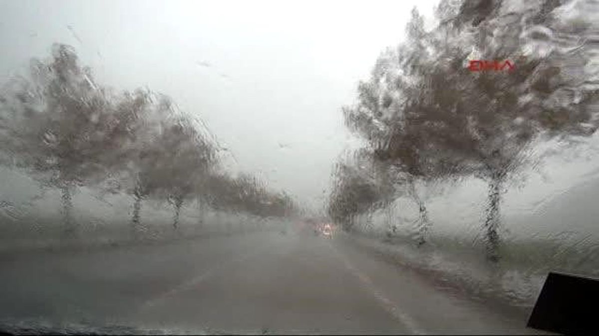 Muğla\'da 3 Saatlik Yağmur Yolları Göle Çevirdi
