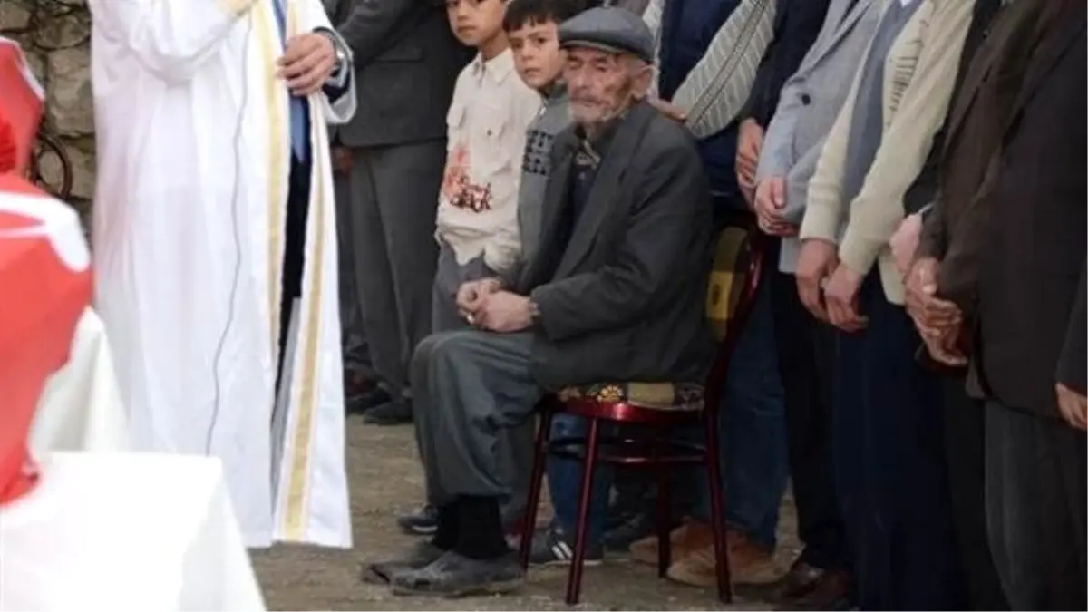 Ölen Madencinin Babasına Valilik'ten Yeni Lastik Ayakkabı