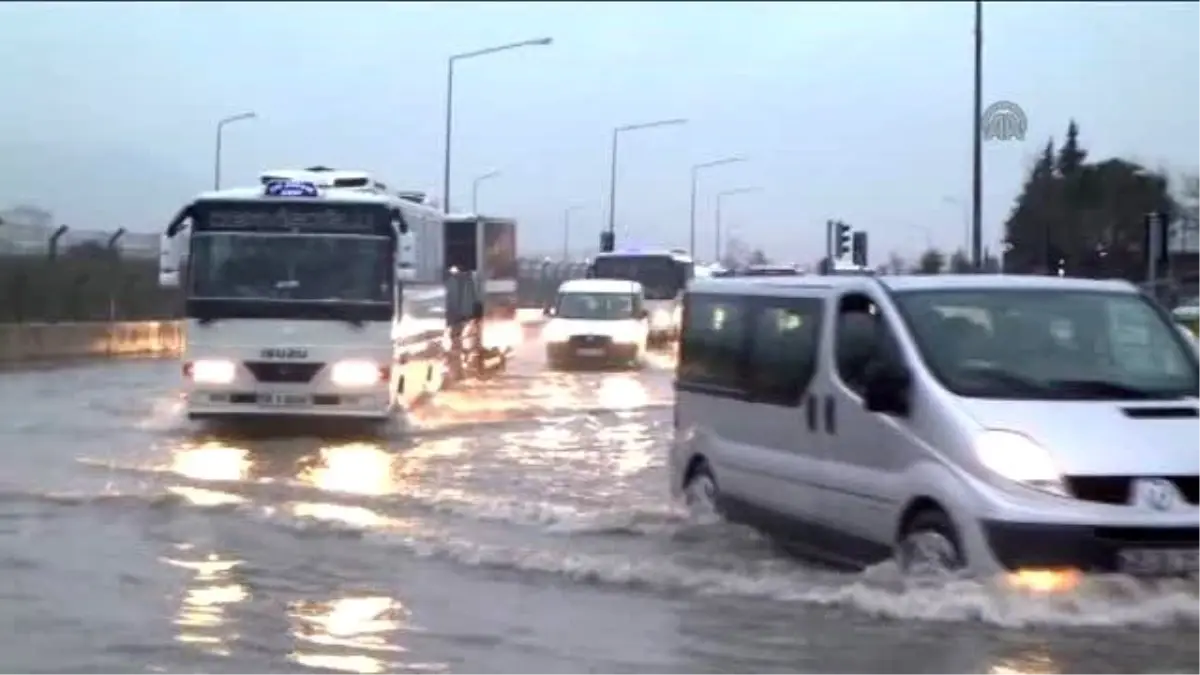 İzmir\'de Yağmur Yaşamı Olumsuz Etkiledi