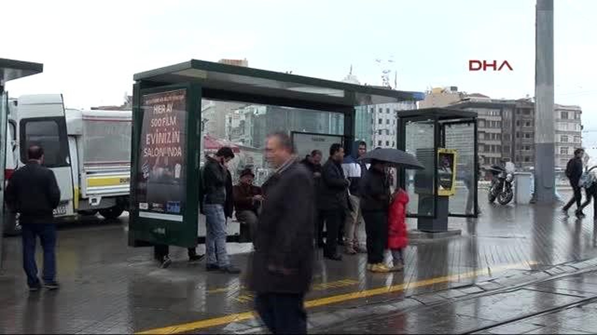 Taksim Meydanı\'ndaki Tramvay Durağı Söküldü