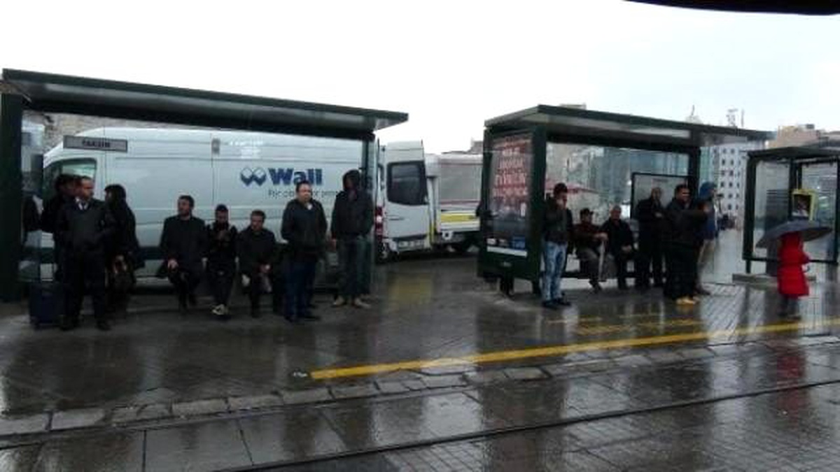 Taksim Meydanı\'ndaki Tramvay Durağı Söküldü
