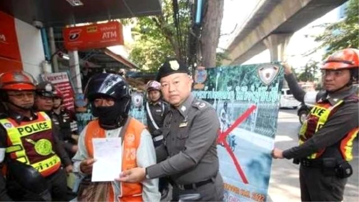 Tayland\'da Kaldırımda Motorsiklet Kullanan Tutuklanabilecek