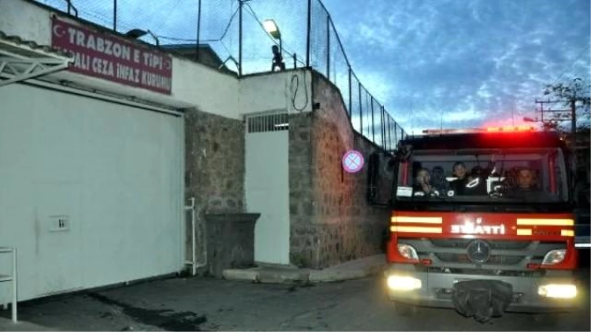Trabzon\'da Cezaevinde Yangın Çıktı, İtfaye Aracı Kapıda Sıkıştı