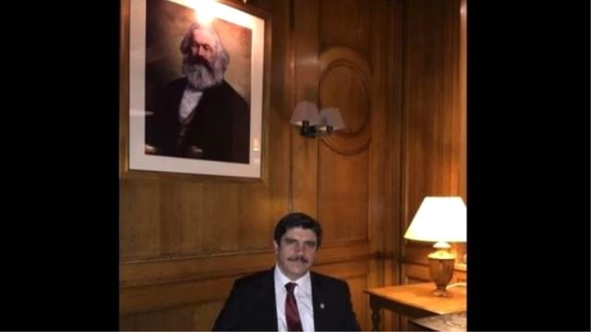 AKP\'li Yasin Aktay Karl Marks\'ın Fotoğrafıyla Poz Verdi
